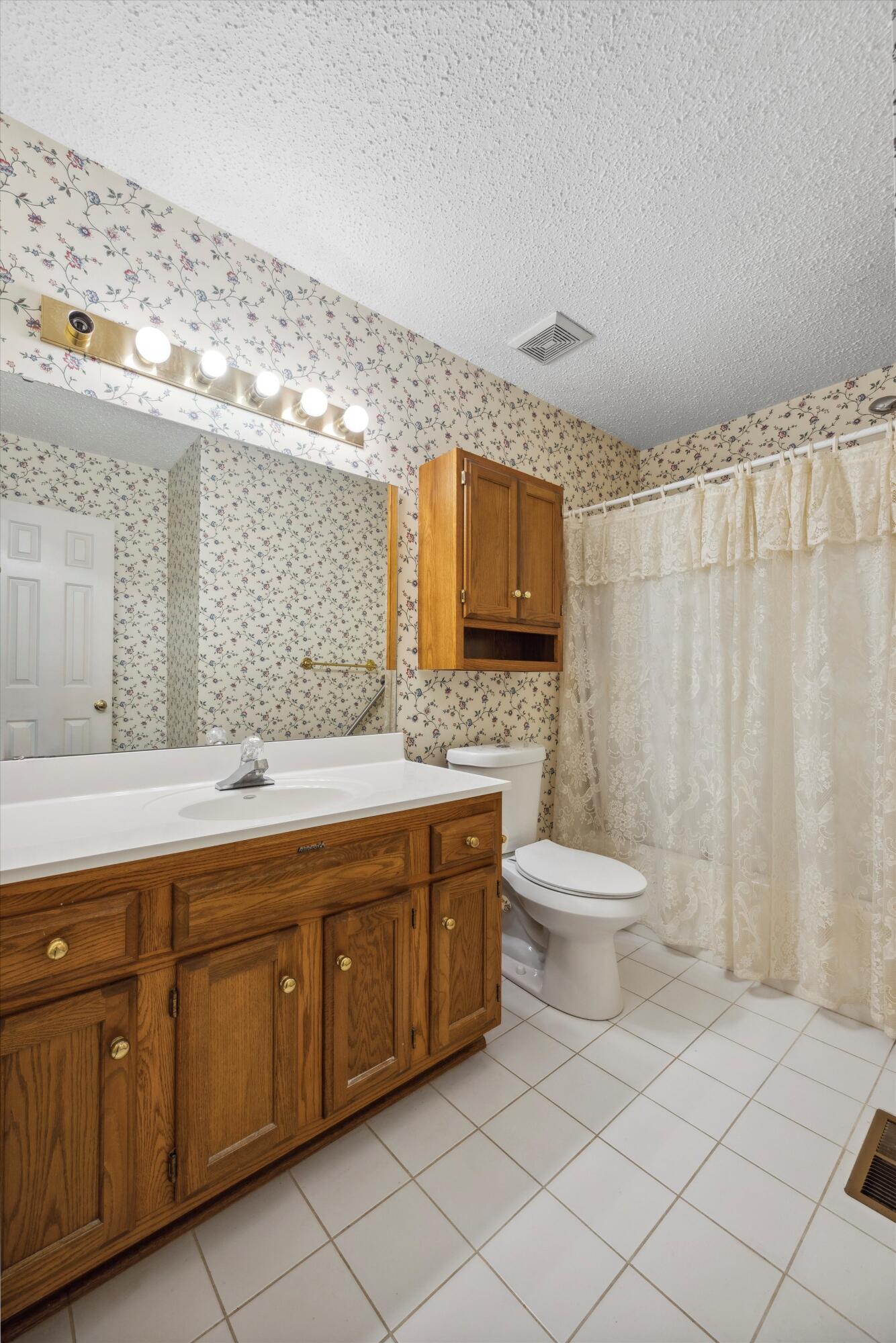 6468 Fairview Road Hixson, TN 37343 - Photo 30 of 54 Full bathroom