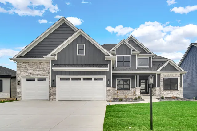 $989,900 | 9467 Tall Grass Trail, St. John, IN 46373