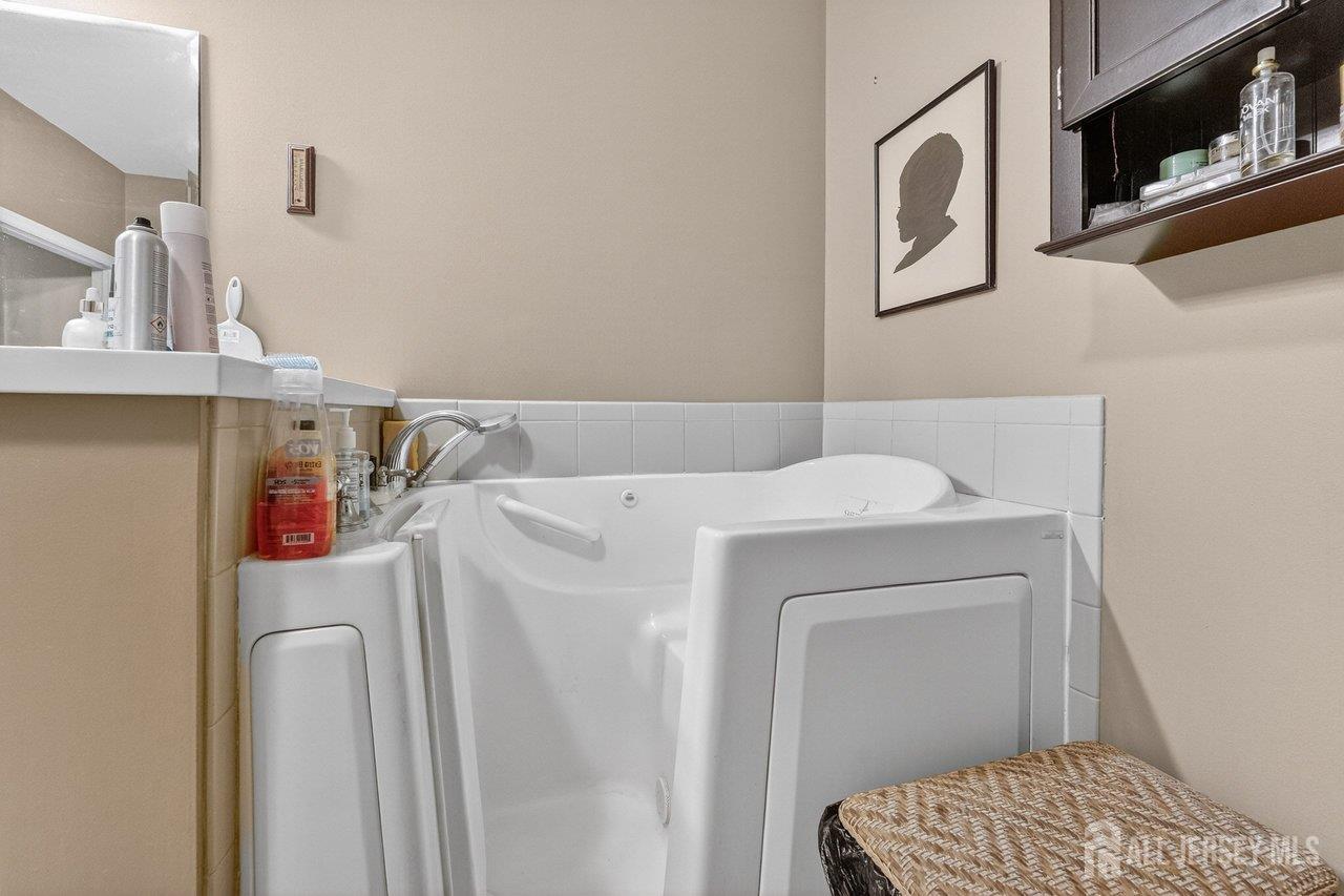 417 Regency Place Woodbridge, NJ 07095 - Photo 17 of 28 a utility room with dryer and washer