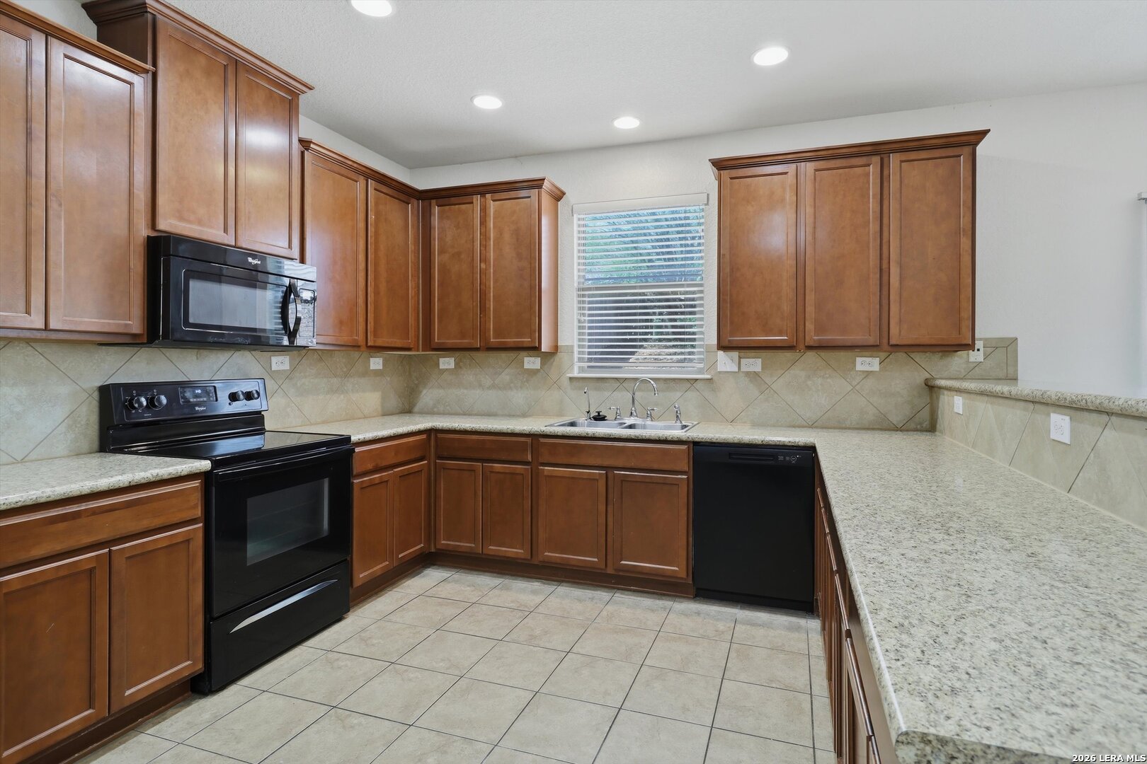 7121 Avery Road Live Oak, TX 78233 - Photo 9 of 31