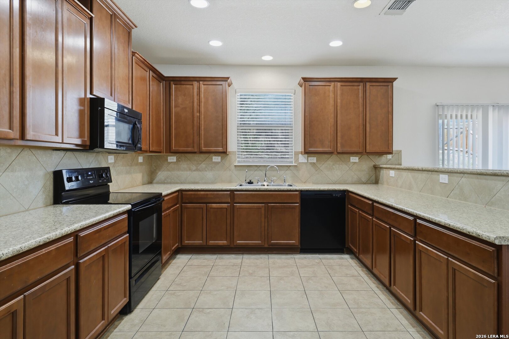 7121 Avery Road Live Oak, TX 78233 - Photo 10 of 31