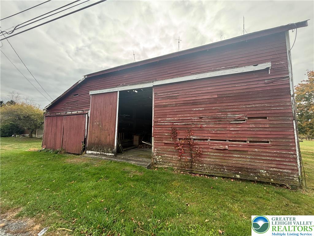 654 Youngs Hill Road Easton, PA 18040 - Photo 28 of 36 a view of a backyard