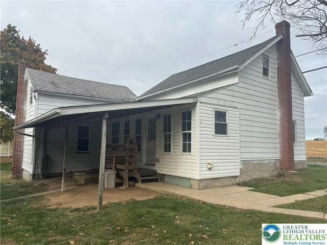 a view of a house with backyard and porch