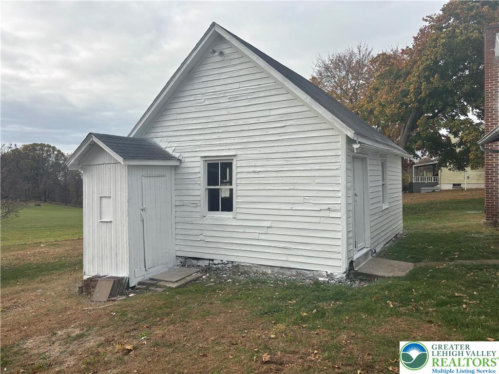 654 Youngs Hill Road Easton, PA 18040 - Photo 8 of 36 a view of a small space in front of a house with a large tree