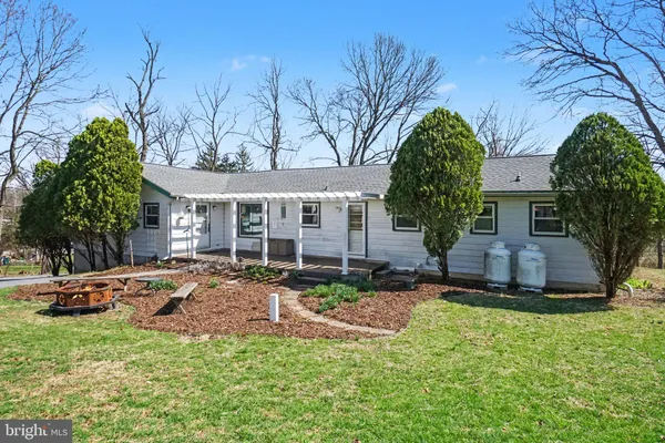 a view of a house with backyard and sitting area