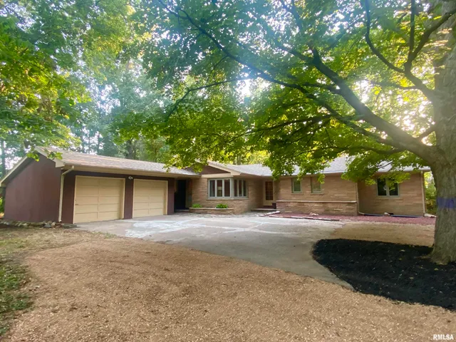 $218,000 | 1815 Mound Road, Jacksonville, IL 62650