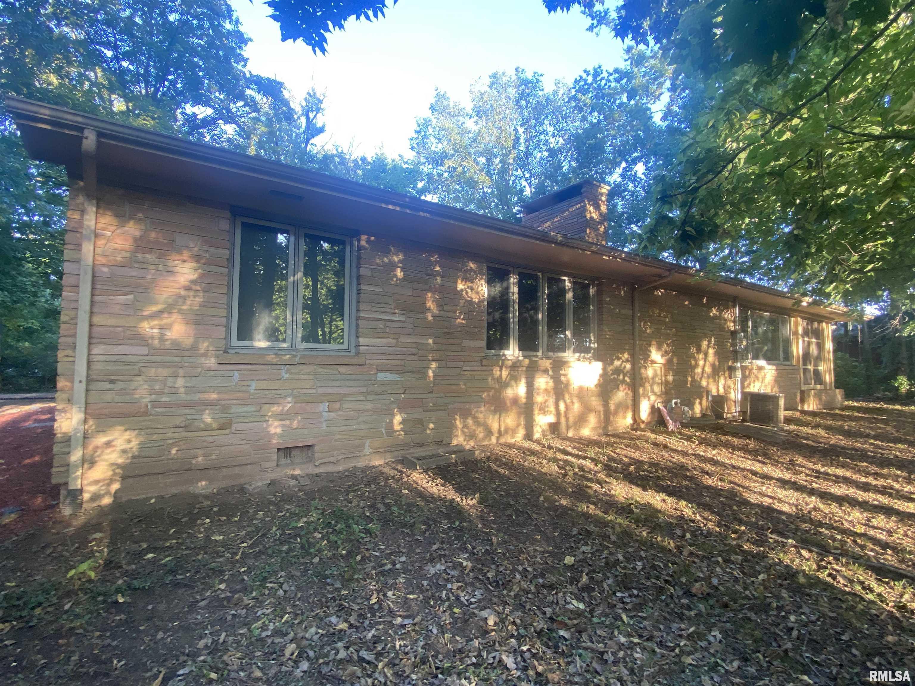 1815 Mound Road Jacksonville, IL 62650 - Photo 11 of 34