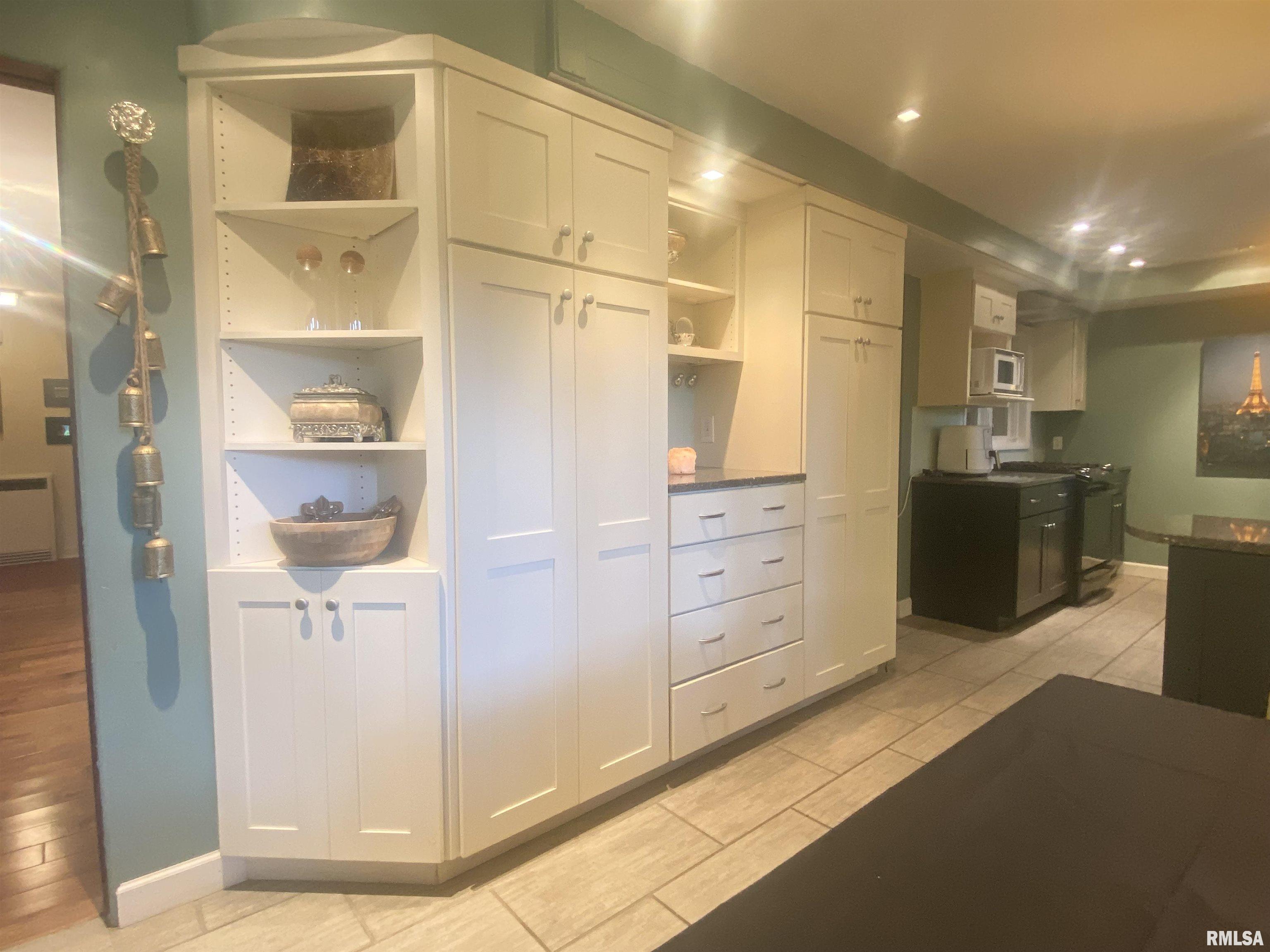 1815 Mound Road Jacksonville, IL 62650 - Photo 13 of 34