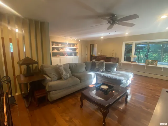 $218,000 | 1815 Mound Road, Jacksonville, IL 62650