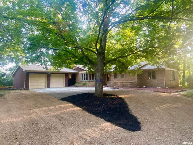 $218,000 | 1815 Mound Road, Jacksonville, IL 62650