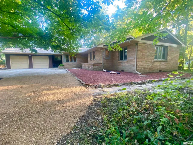 $218,000 | 1815 Mound Road, Jacksonville, IL 62650