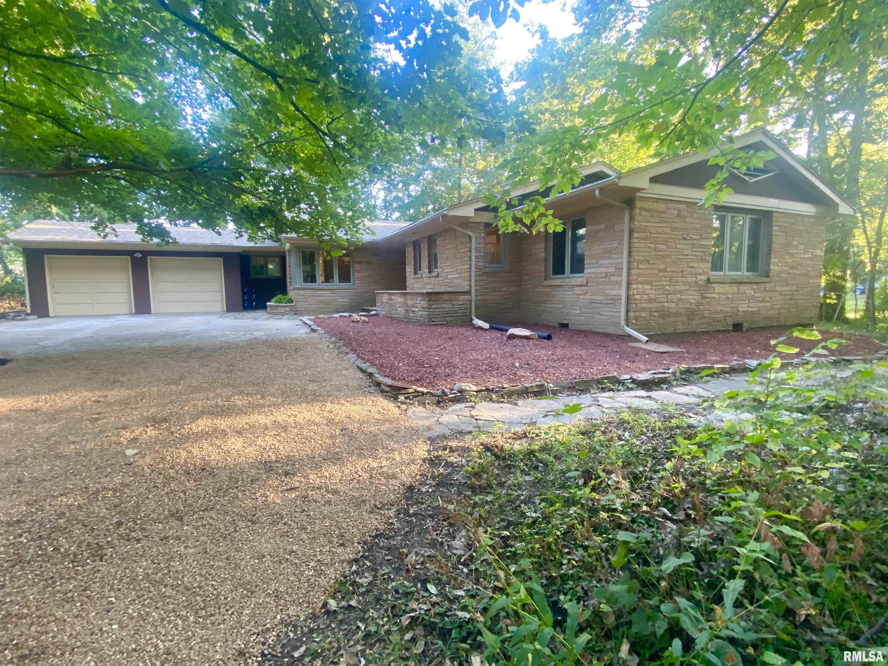 1815 Mound Road Jacksonville, IL 62650 - Photo 3 of 34