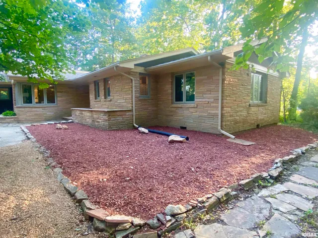 $218,000 | 1815 Mound Road, Jacksonville, IL 62650