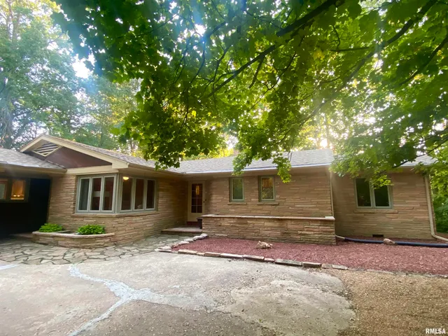 $218,000 | 1815 Mound Road, Jacksonville, IL 62650