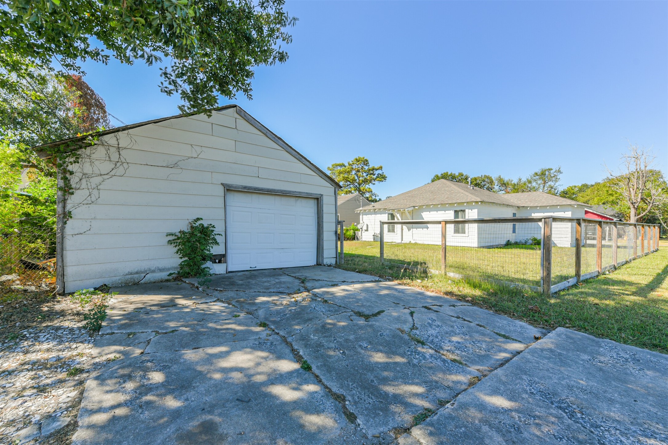 7546 Greendowns Street Houston, TX 77087 - Photo 31 of 33 a view of backyard with green space