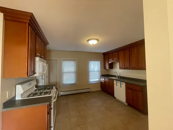$2,300 | 363 Shrewsbury Street, Unit 2, Worcester, MA 01604