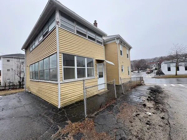 $2,300 | 363 Shrewsbury Street, Unit 2, Worcester, MA 01604