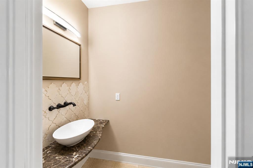 290 Dunkerhook Road Paramus, NJ 07652 - Photo 37 of 50