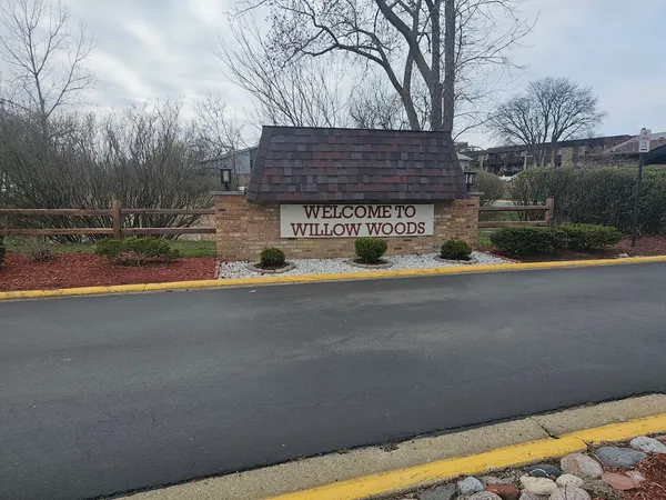 $259,900 | 922 East Old Willow Road, Unit 208, Prospect Heights, IL 60070