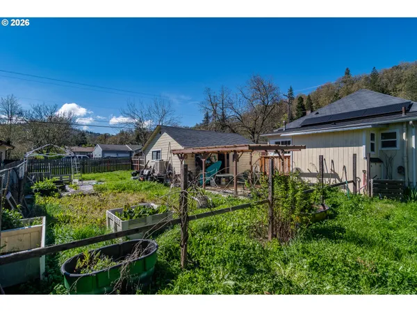 $297,000 | 597 Southeast Ramp Street, Roseburg, OR 97470
