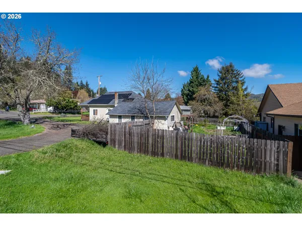 $297,000 | 597 Southeast Ramp Street, Roseburg, OR 97470