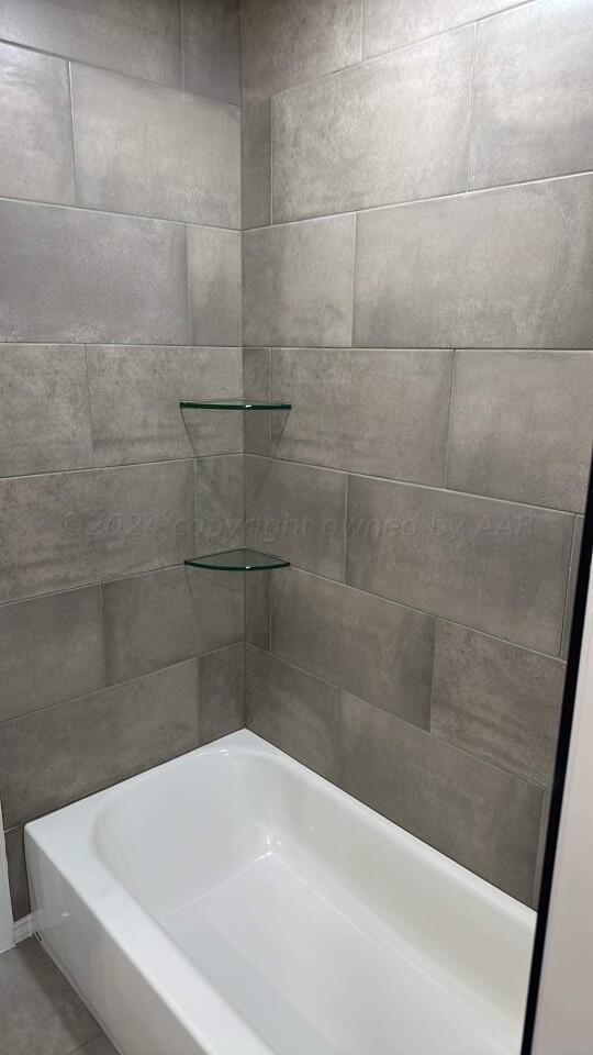 14007 Hawksbeard Place Amarillo, TX 79119 - Photo 13 of 18 a bathroom with a bathtub