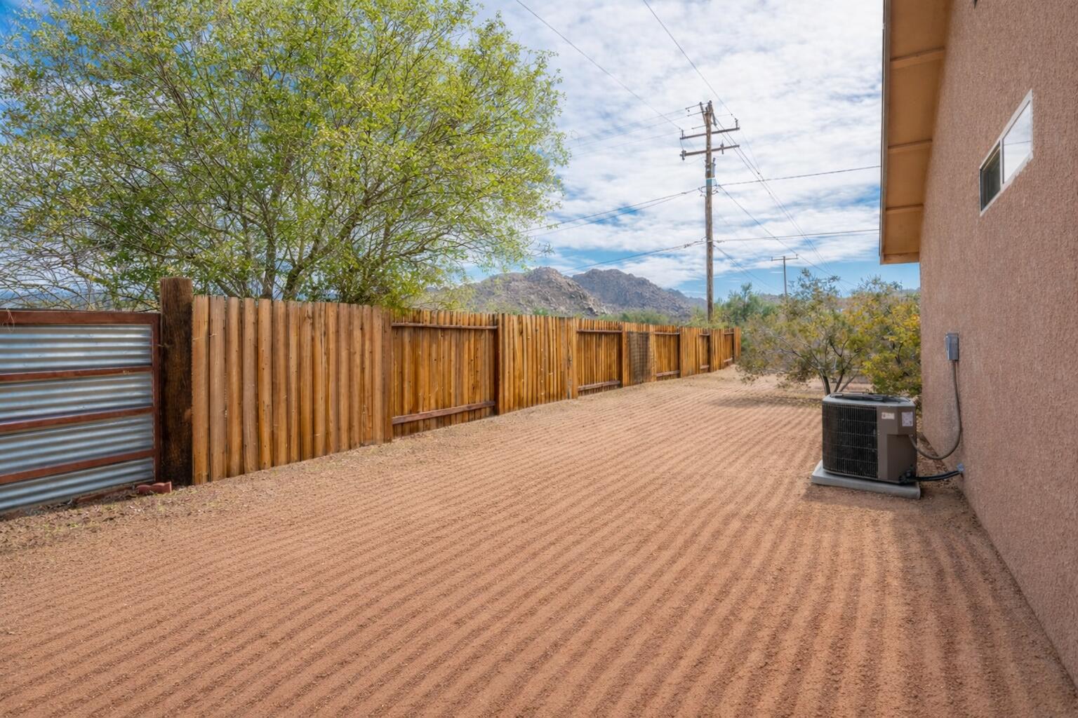 61869 Grand View Circle Joshua Tree, CA 92252 - Photo 32 of 34 Exterior side yard