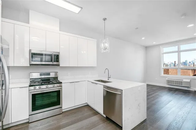 $2,650 | 119 Peter Street, Unit 408, Union City, NJ 07087