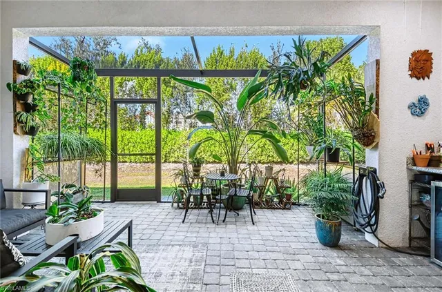 $575,000 | 13045 Pembroke Drive, Naples, FL 34105