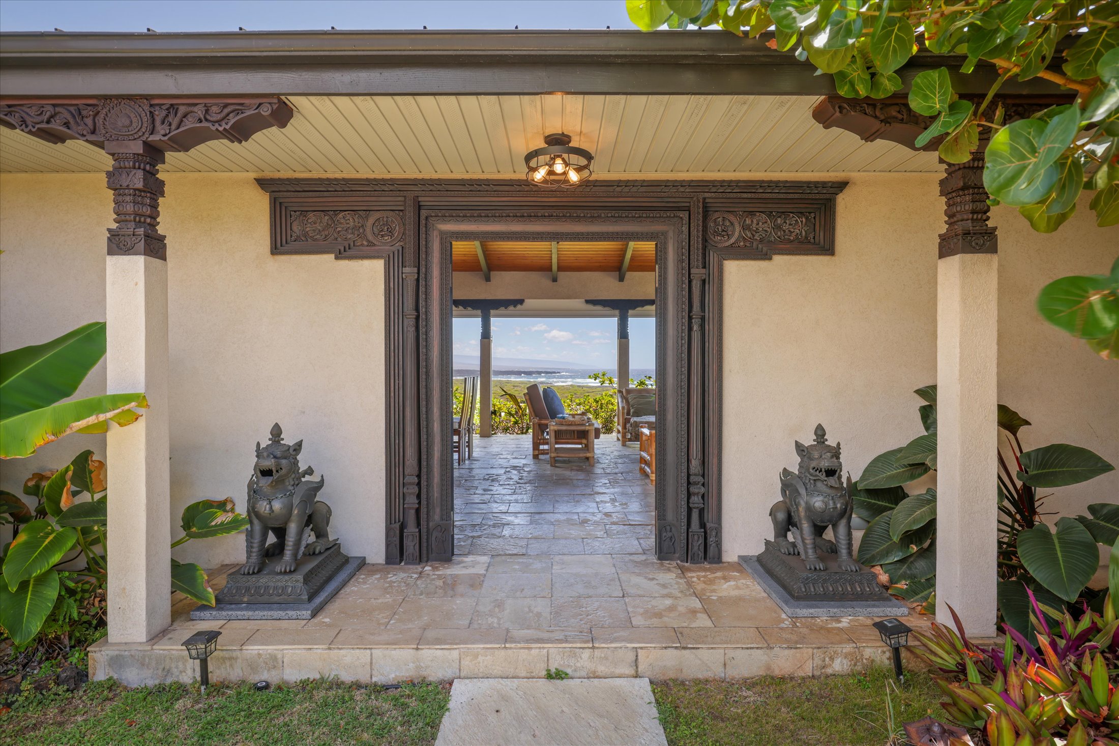 95-4667 Hawaii Belt Road Naalehu, HI 96772 - Photo 2 of 30 a view of living room