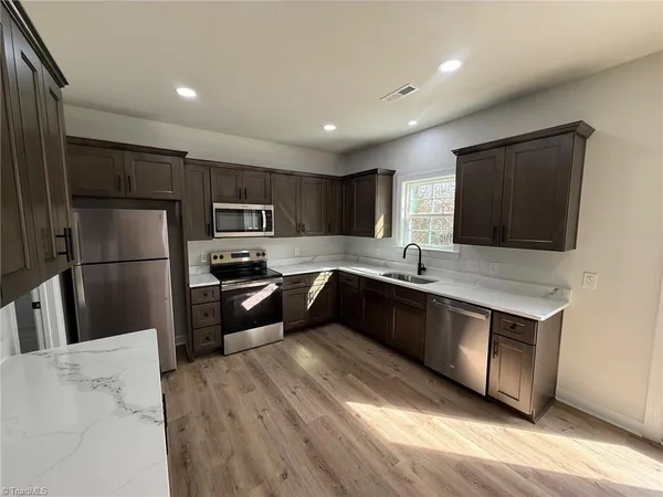 $1,975 | 1007 East Barton Street, Greensboro, NC 27407