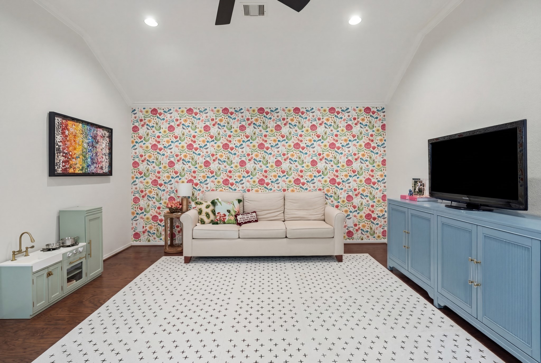 834 West 18th Street, Unit B Houston, TX 77008 - Photo 18 of 24 Oversized flex space, currently utilized as a play room, with peel and stick wallpaper