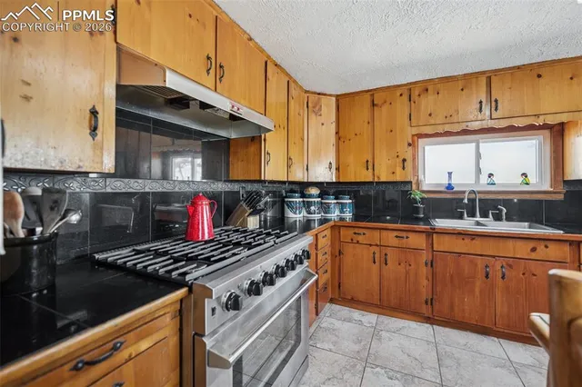 a view of a storage & utility room with washer and dryer