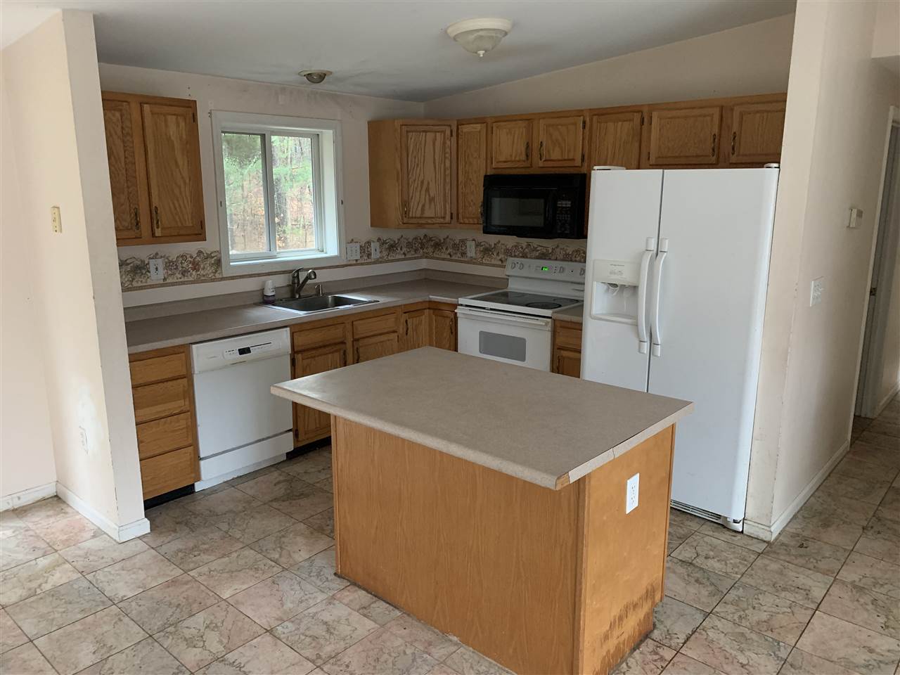 25 Baltimore Road Nashua, NH 03062 - Photo 2 of 12
