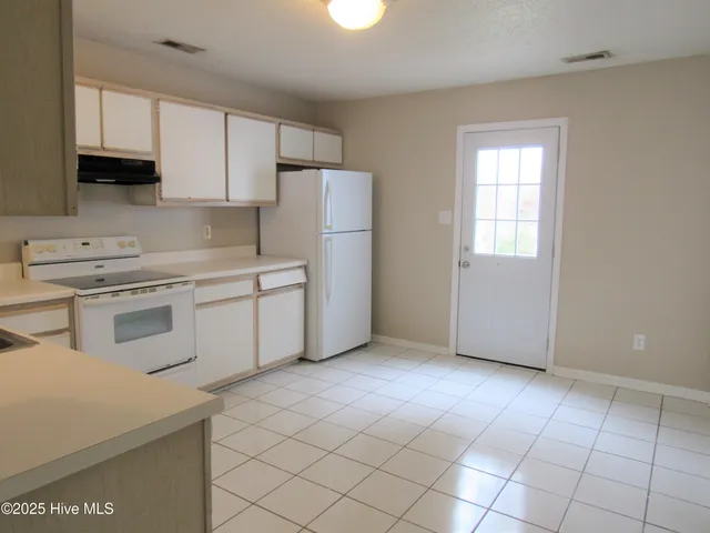 $1,175 | 206 Meadowbrook Lane, Jacksonville, NC 28546