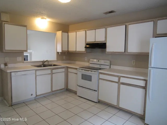 $1,175 | 206 Meadowbrook Lane, Jacksonville, NC 28546