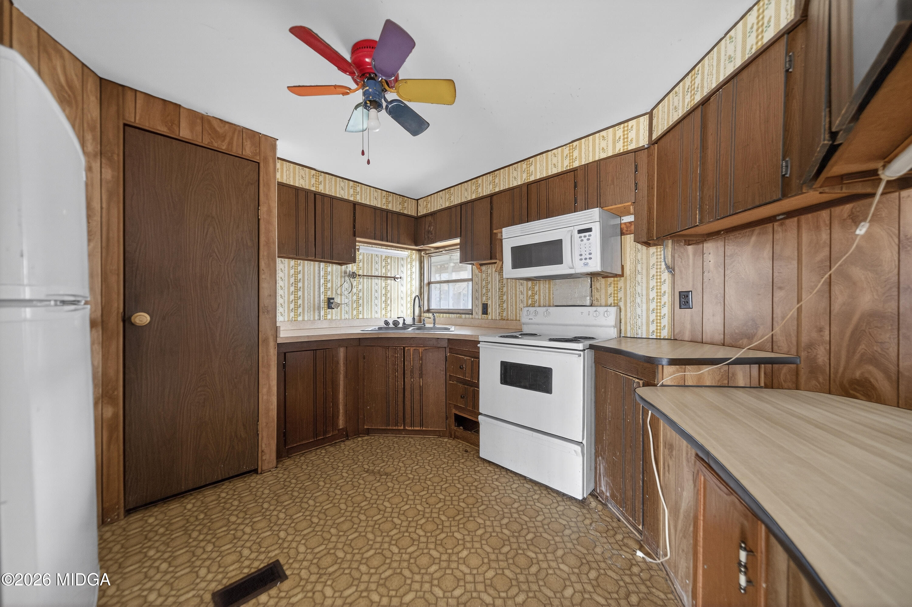 109 Cold Branch Lane Eatonton, GA 31024 - Photo 23 of 35 a kitchen with a stove a sink and a refrigerator