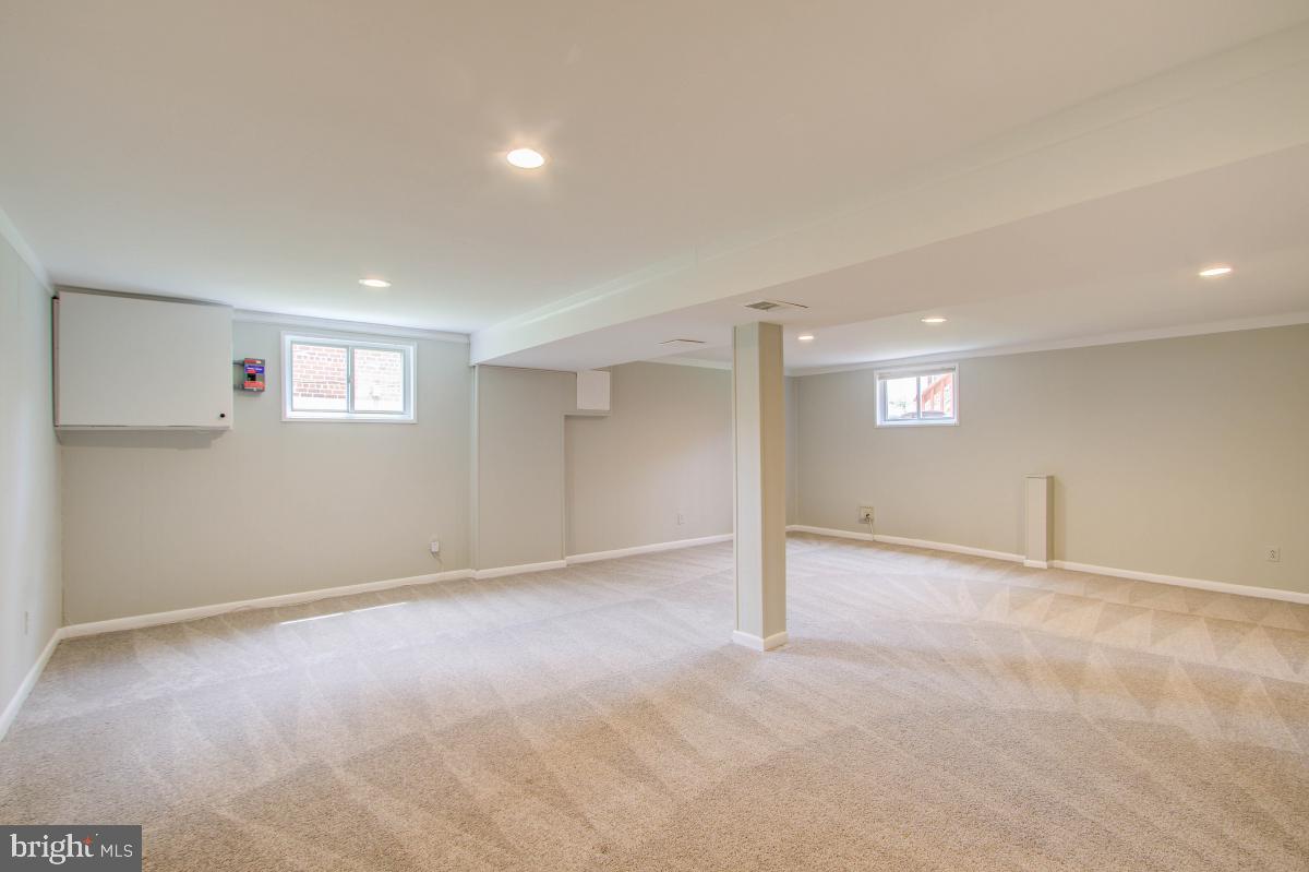 11206 Rock Road Rockville, MD 20852 - Photo 27 of 37 Huge open family room w/neutral carpet.