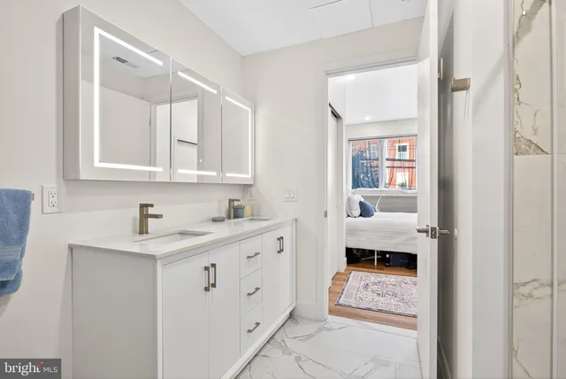 a en suite bathroom with a toilet sink and mirror