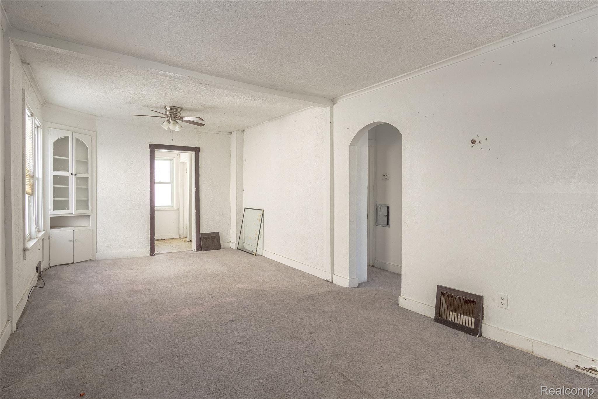 6050 Evergreen Road Detroit, MI 48228 - Photo 5 of 24 Interiors (3 of 12).jpg