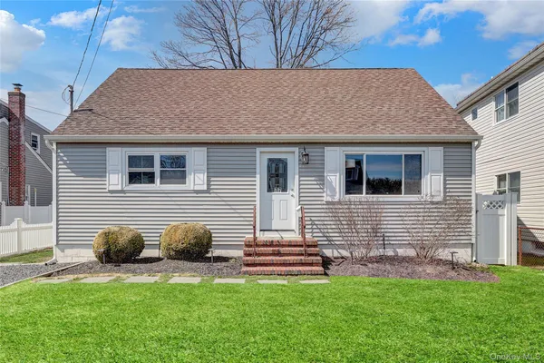 $624,999 | 77 Farmers Avenue, Lindenhurst, NY 11757