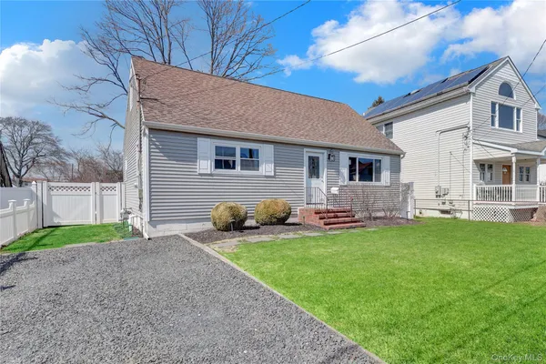 $624,999 | 77 Farmers Avenue, Lindenhurst, NY 11757