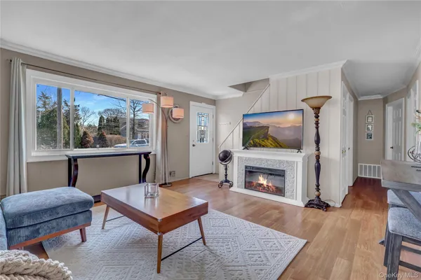 $624,999 | 77 Farmers Avenue, Lindenhurst, NY 11757