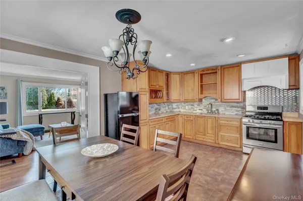 $624,999 | 77 Farmers Avenue, Lindenhurst, NY 11757