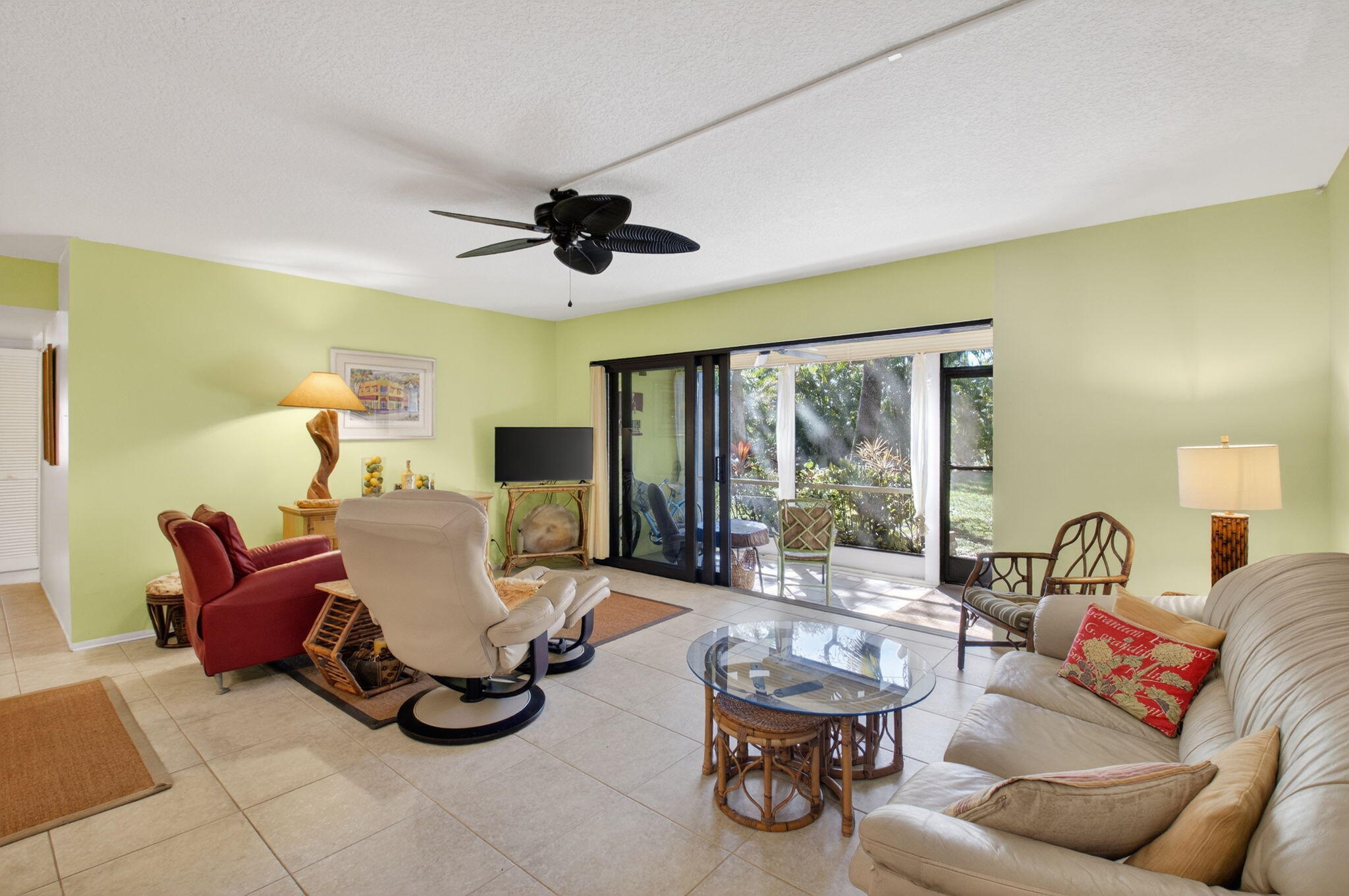 501 Dotterel Road, Unit 26B Delray Beach, FL 33444 - Photo 5 of 48 a living room with furniture