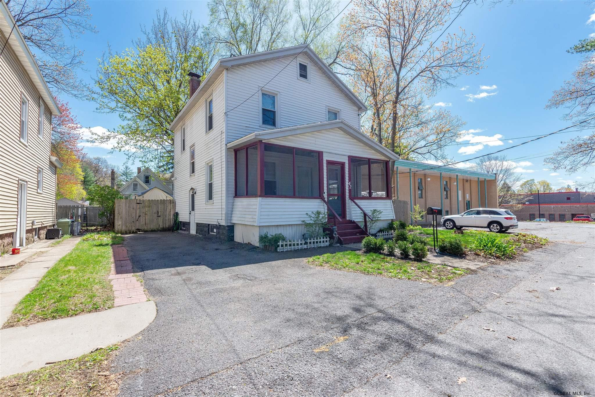 42 Roland Place Schenectady, NY 12304 - Photo 2 of 27 Photo 2