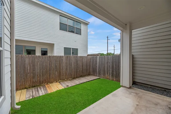 a view of back yard of the house