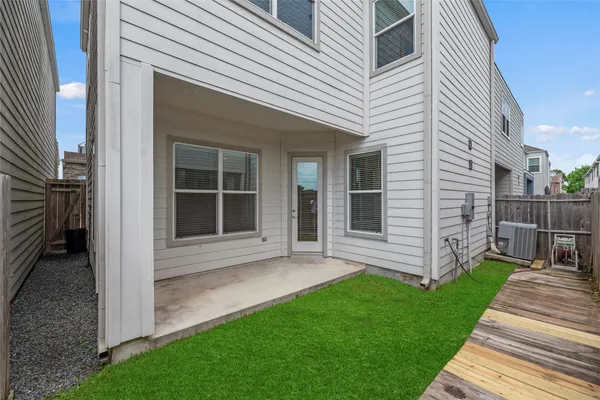a view of house with backyard and porch