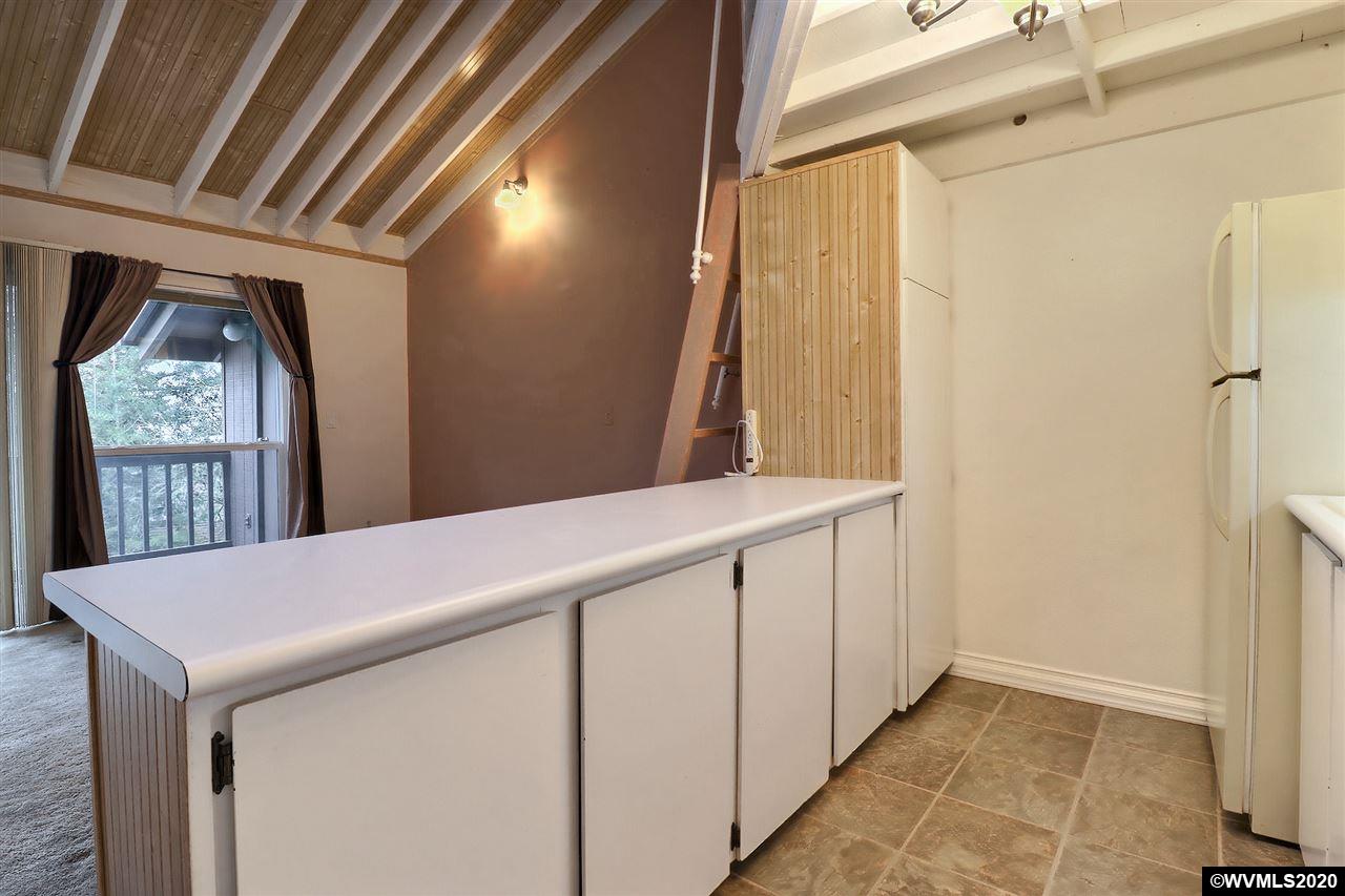7748 Southwest Barnes Road Portland, OR 97225 - Photo 12 of 24 Gallery Image 12