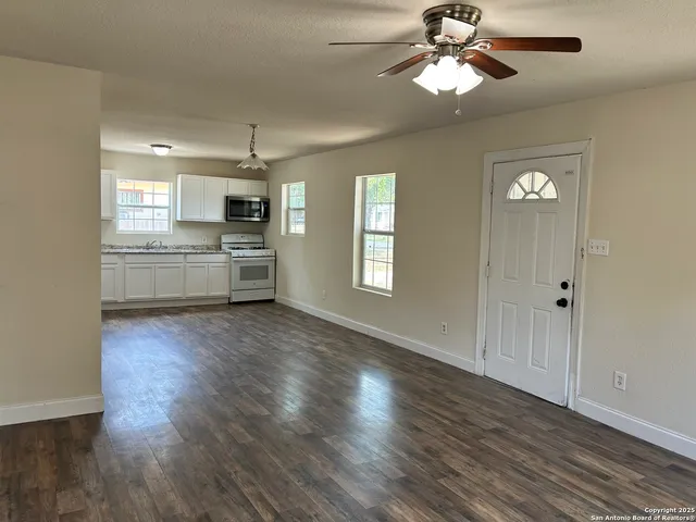 $945 | 106 Southway Drive, Unit 1, San Antonio, TX 78225